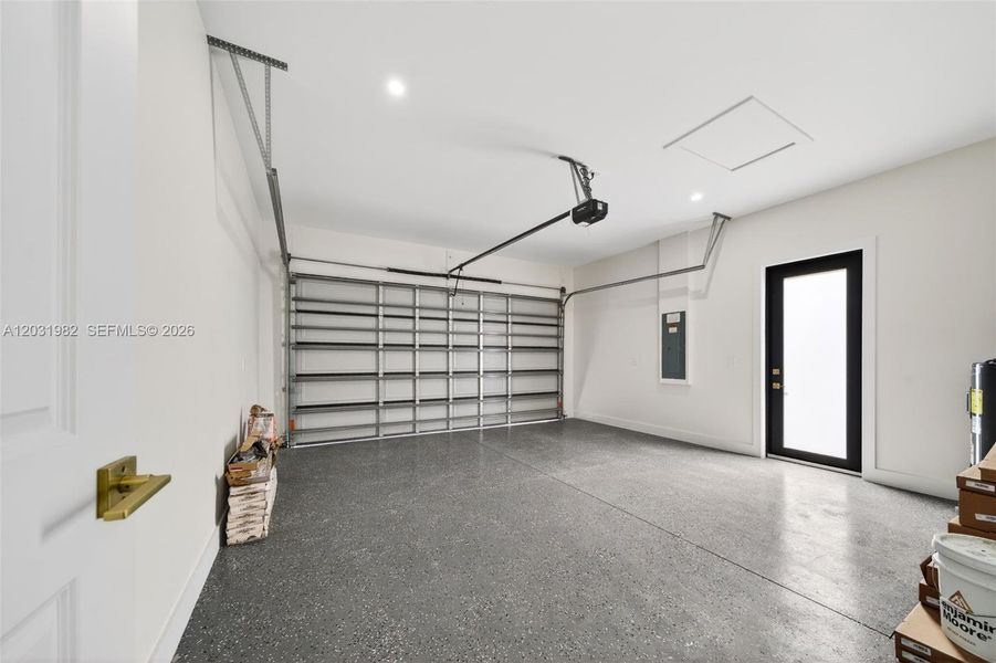 Spacious, unfurnished interior of a new home in , Naples (Image 43).