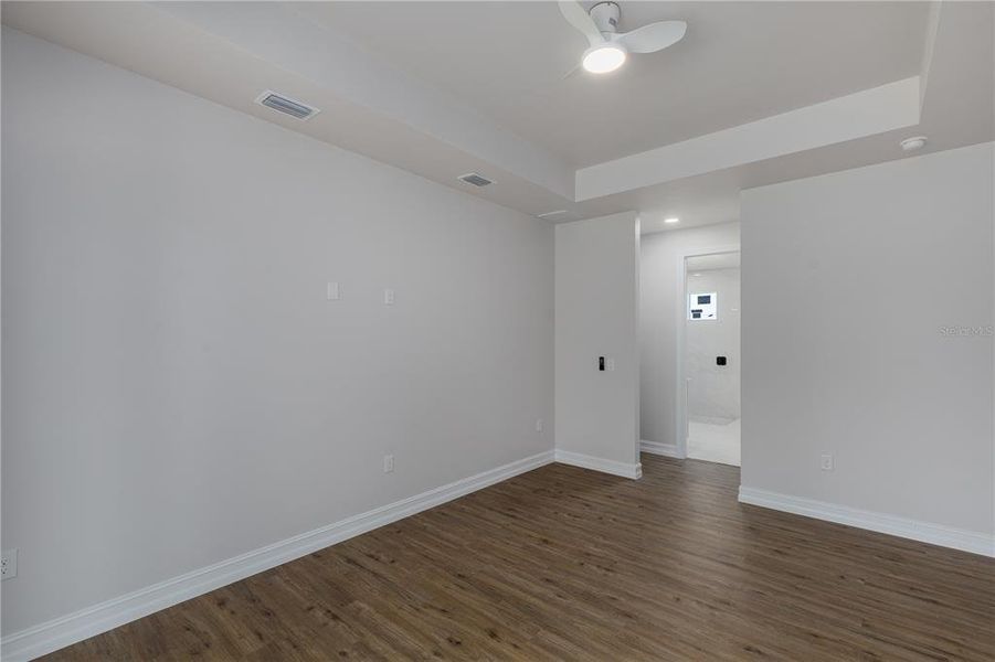 Spacious, unfurnished interior of a new home in , Cape Coral (Image 14).