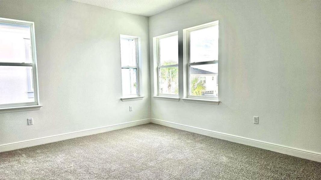 Spacious, unfurnished interior of a new home in Laureate Park, Orlando (Image 31).