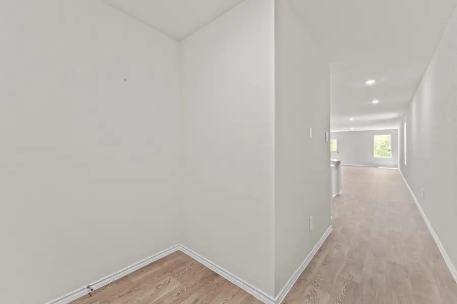 Spacious, unfurnished interior of a new home in Ladera, Luling (Image 21).