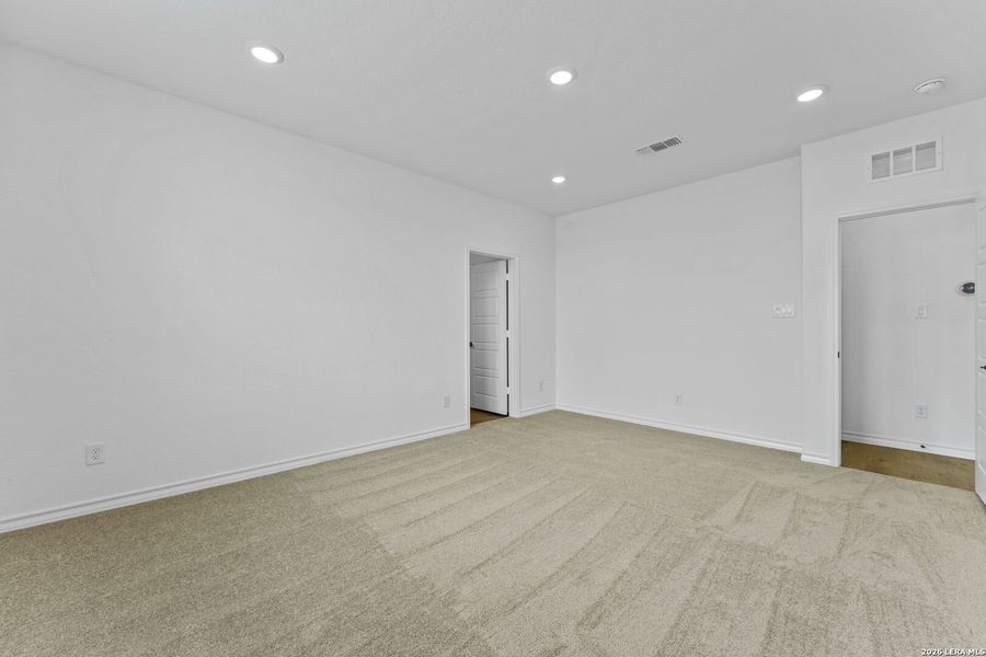 Spacious, unfurnished interior of a new home in Dove Song, Marion (Image 25).