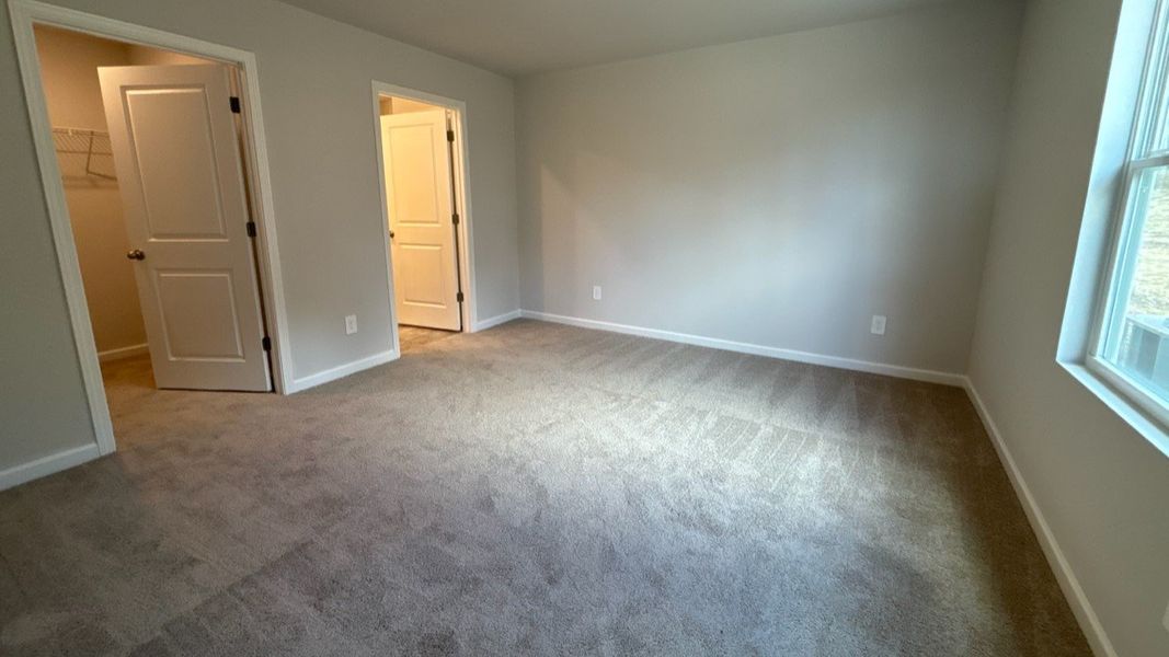 Spacious, unfurnished interior of a new home in Saddle Trace, Lewisburg (Image 15).