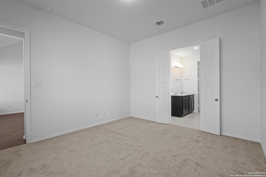 Spacious, unfurnished interior of a new home in Davis Ranch, San Antonio (Image 16).
