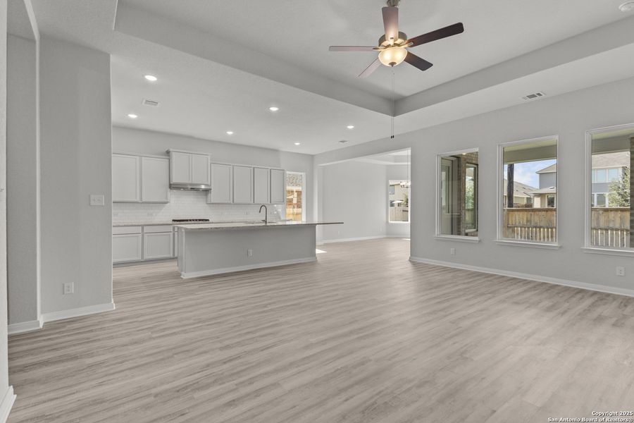 Spacious, unfurnished interior of a new home in Stillwater Ranch 60', San Antonio (Image 21).