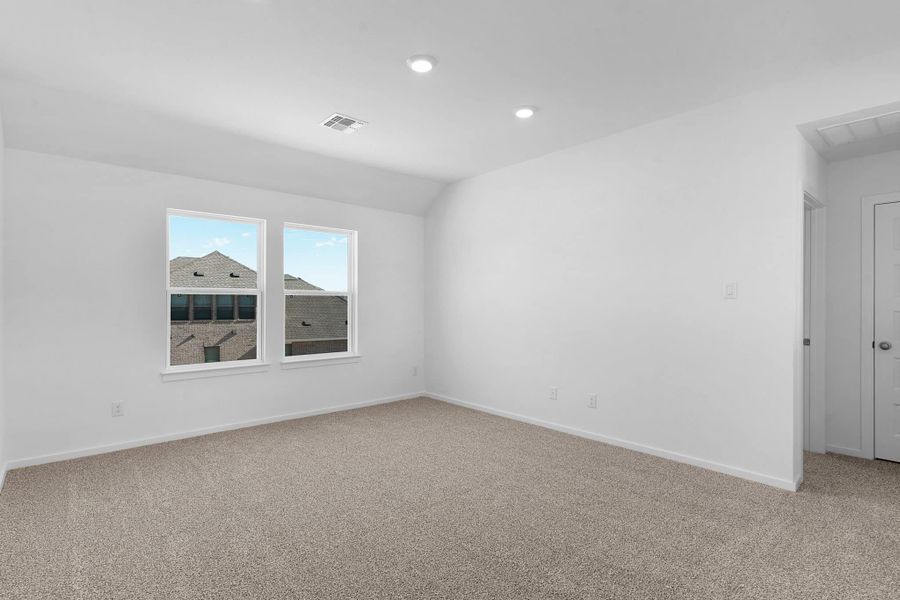 Spacious, unfurnished interior of a new home in Highland Village, Georgetown (Image 15).