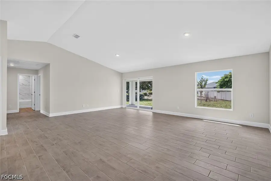 Spacious, unfurnished interior of a new home in Cape Coral, Cape Coral (Image 17).