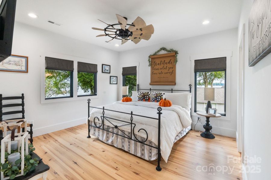 Guest bedroom offers cozy lake views and private full bathroom Guest bedroom offers cozy lake views and private full bathroom