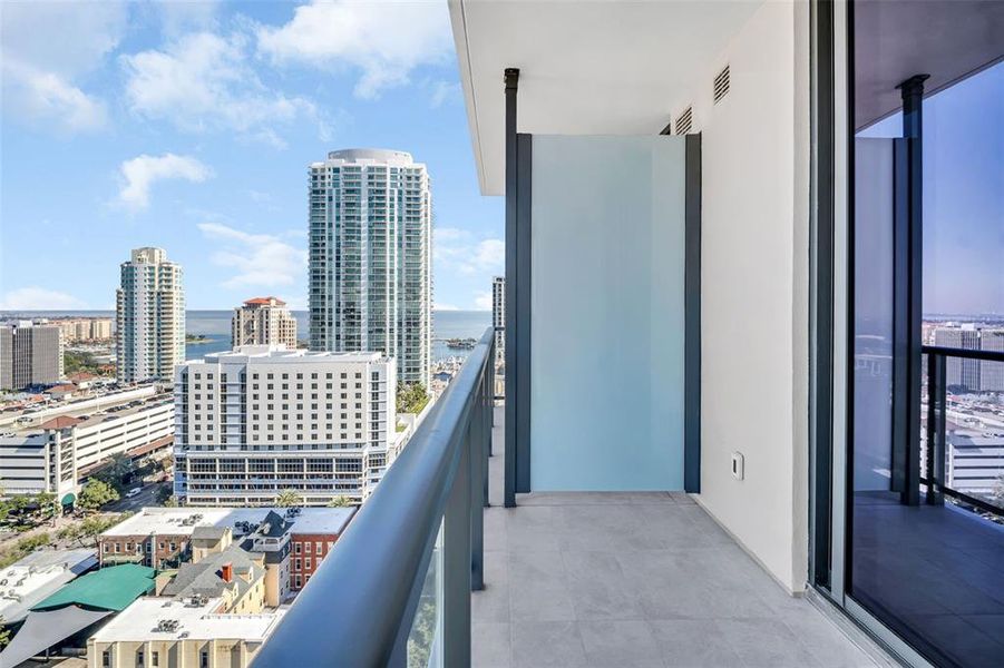 Condo located in St. Petersburg, FL showcasing its design and architecture (Image 4).