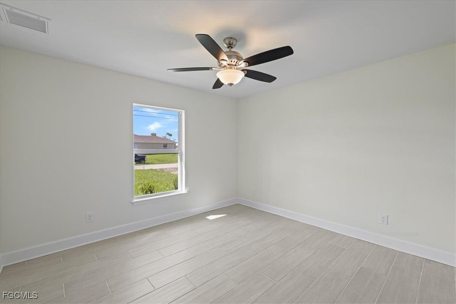 Spacious, unfurnished interior of a new home in Cape Coral, Cape Coral (Image 27).