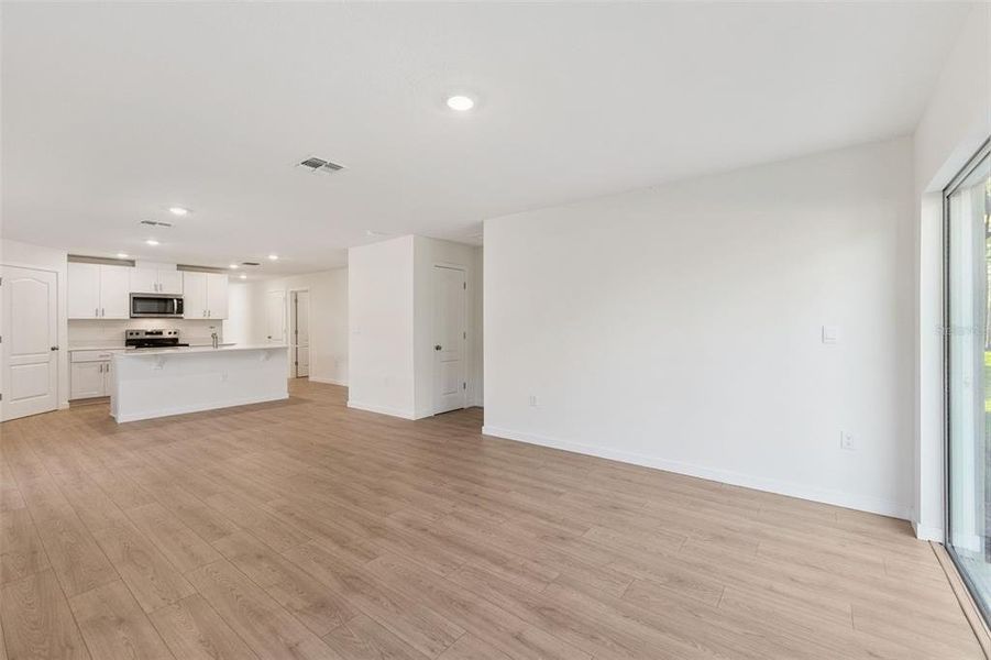 Spacious, unfurnished interior of a new home in Fountain View, Ormond Beach (Image 8).