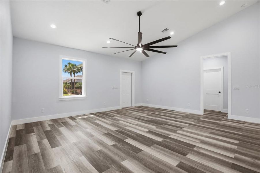 Spacious, unfurnished interior of a new home in , Port Charlotte (Image 18).