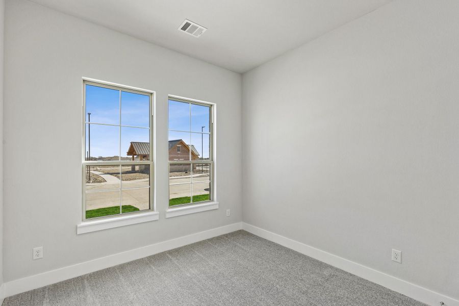Spacious, unfurnished interior of a new home in Dove Hollow, Waxahachie (Image 23).