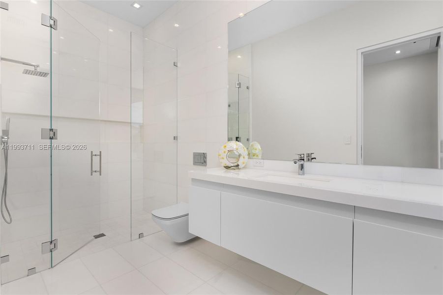 Furnished interior view inside a new home in , Fort Lauderdale (Image 38).