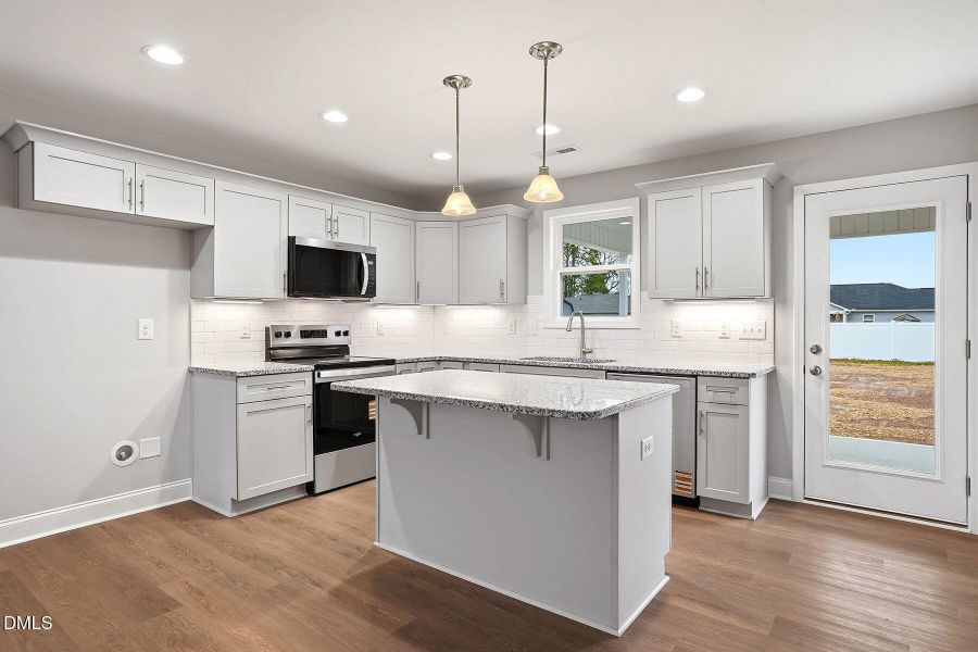 12-web-or-mls-244 Rae St-24