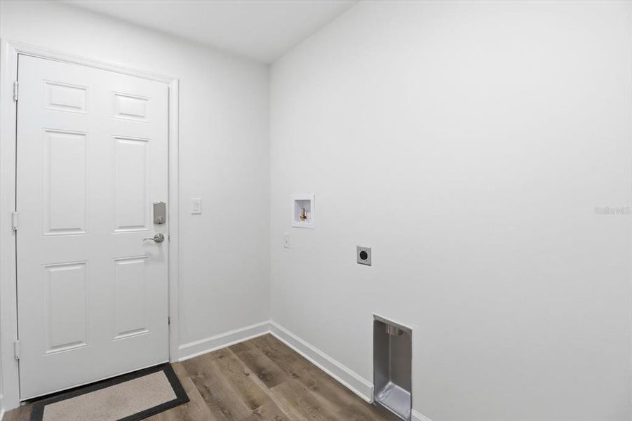 Spacious, unfurnished interior of a new home in , Crystal River (Image 26).