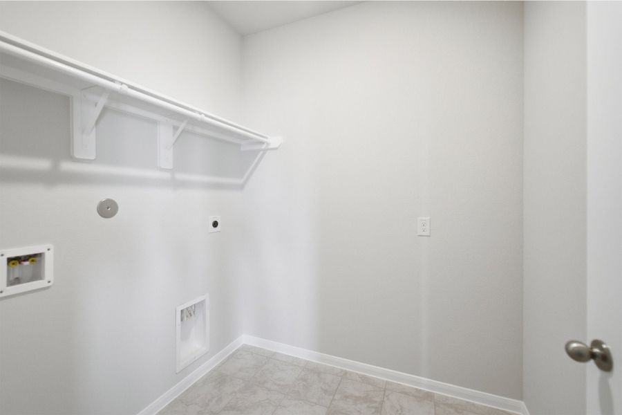 Spacious, unfurnished interior of a new home in Canterra Creek, Rosharon (Image 37).