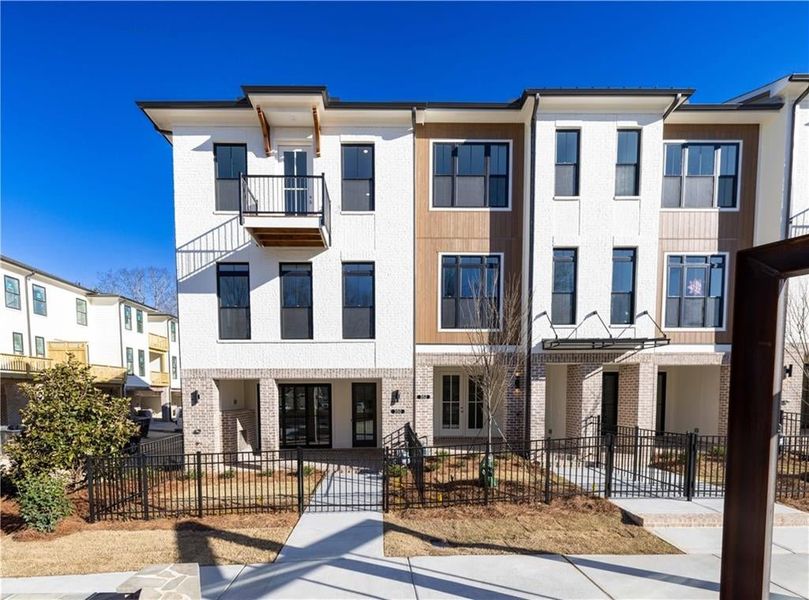 The Alpharetta address you’ve always wanted and the neighborhood you’ve always imagined – now you really can have both at Ecco Park. Homesite 29 can close in 30 days! End Unit!