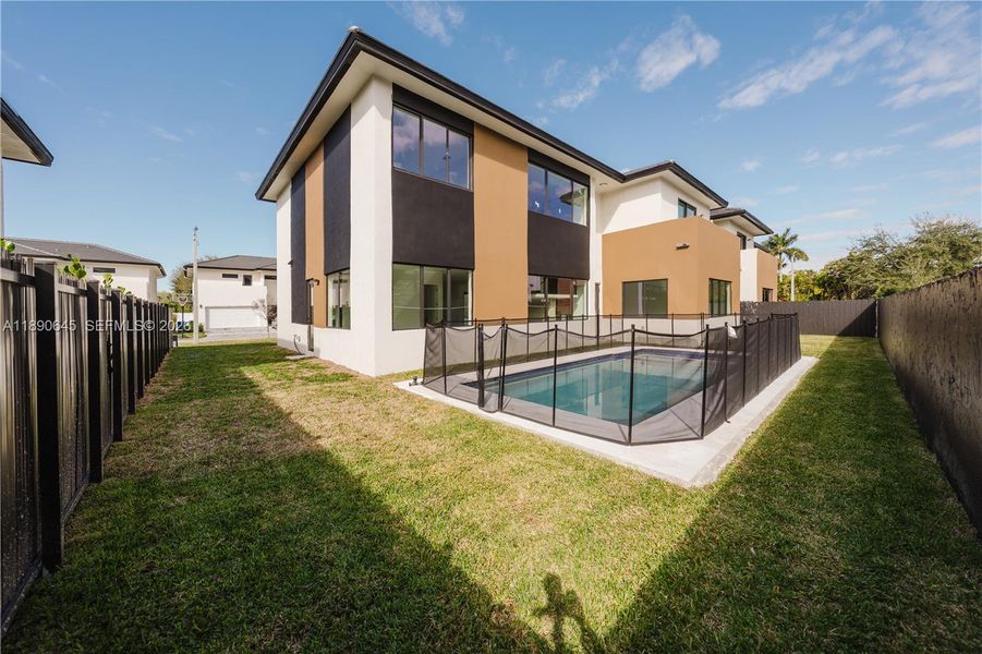 Exterior details and patio area of a home in , Miami (Image 30).