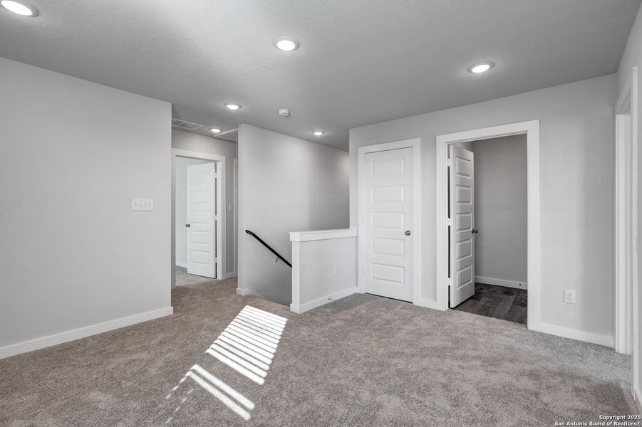 Spacious, unfurnished interior of a new home in Hacienda, San Antonio (Image 27).