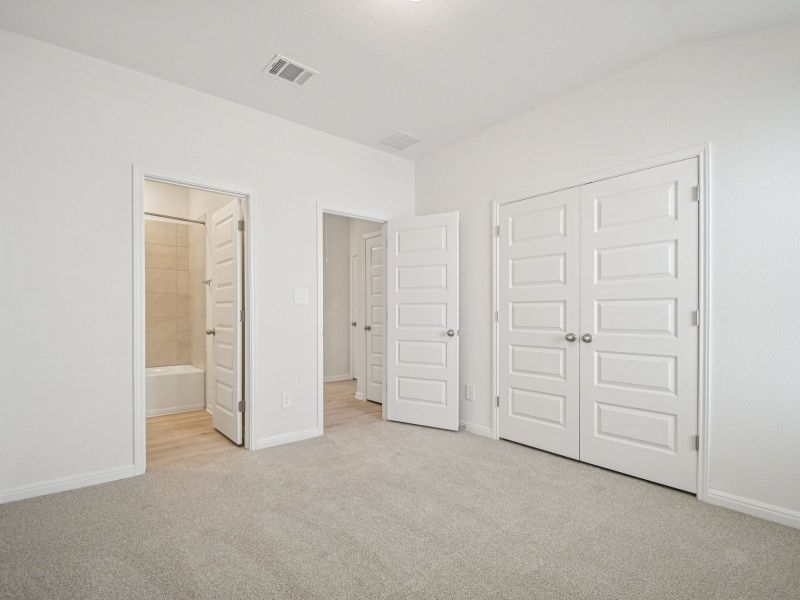 Spacious, unfurnished interior of a new home in Lakeside Meadows, Pflugerville (Image 8).
