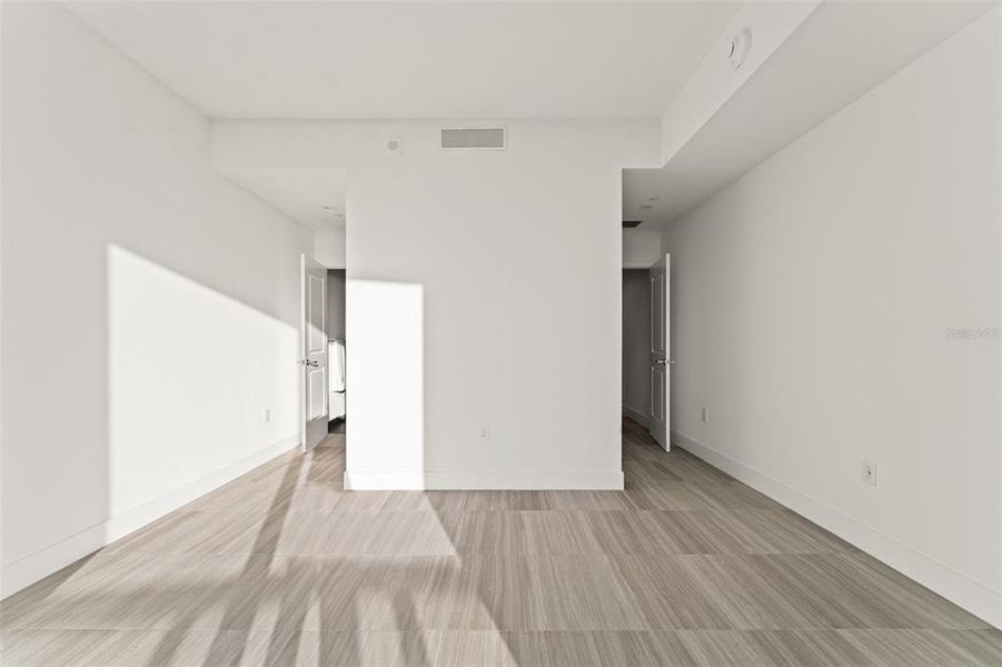 Spacious, unfurnished interior of a new home in , Tampa (Image 26).