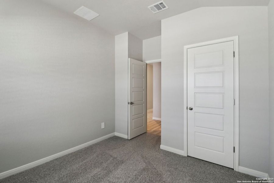 Spacious, unfurnished interior of a new home in Thomas Pond, San Antonio (Image 20).