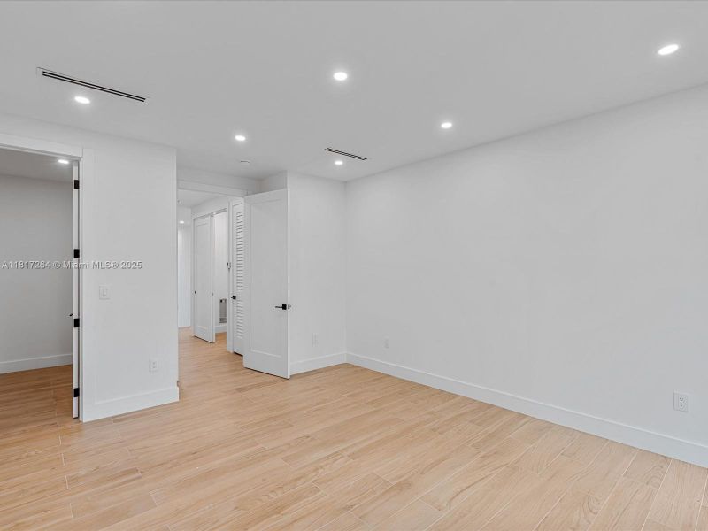Spacious, unfurnished interior of a new home in , Miami (Image 22).