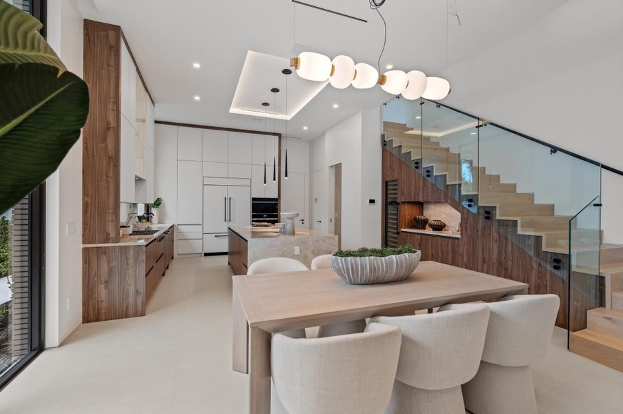 mls_DINING_LOOKING_IN_DT