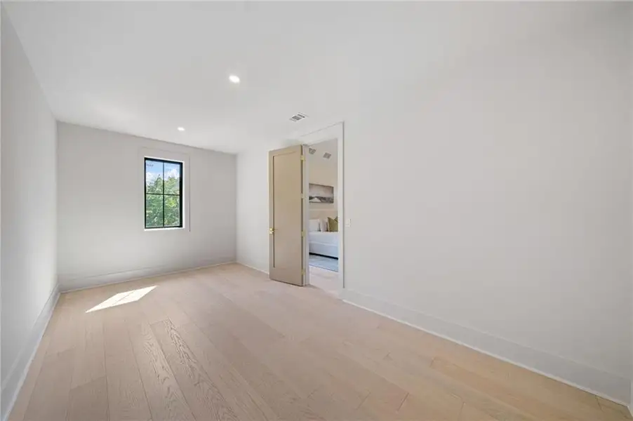 Spacious, unfurnished interior of a new home in , Atlanta (Image 20).