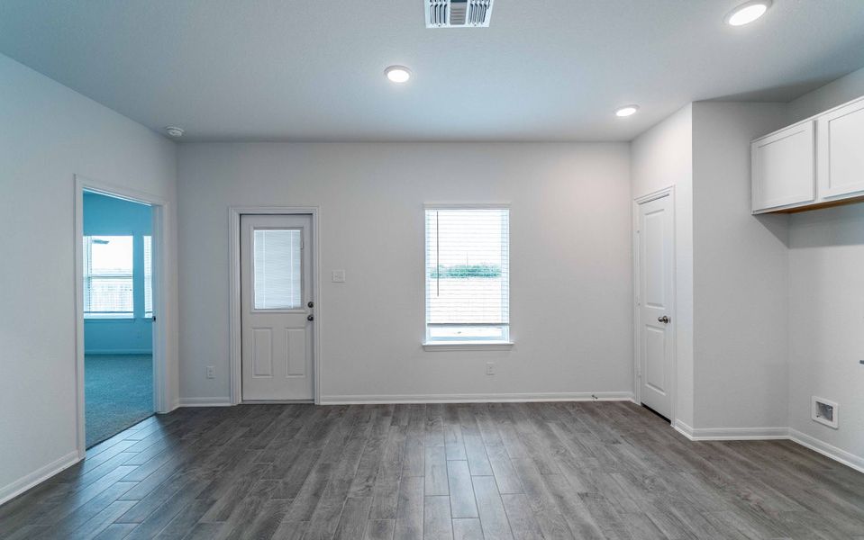 Spacious, unfurnished interior of a new home in Hickory Ridge, Elmendorf (Image 11).