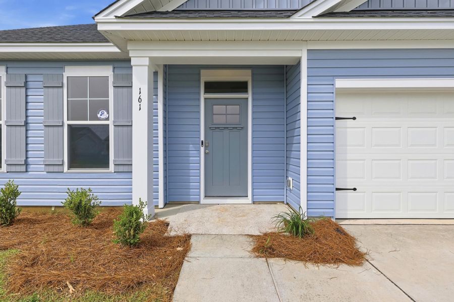 Exterior details and patio area of a home in Edgefield, Loris (Image 3).