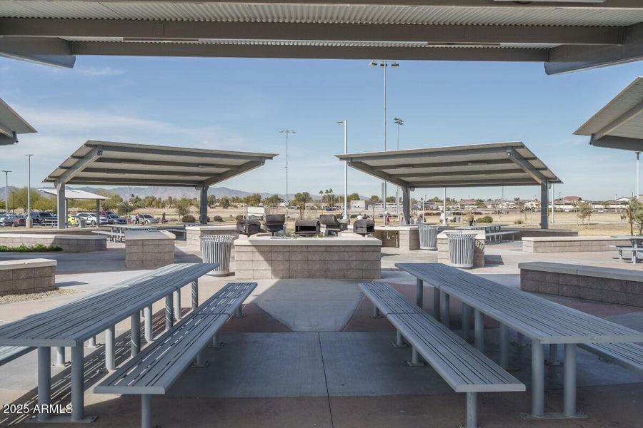 goodyear-recreation-campus-picnic-tables