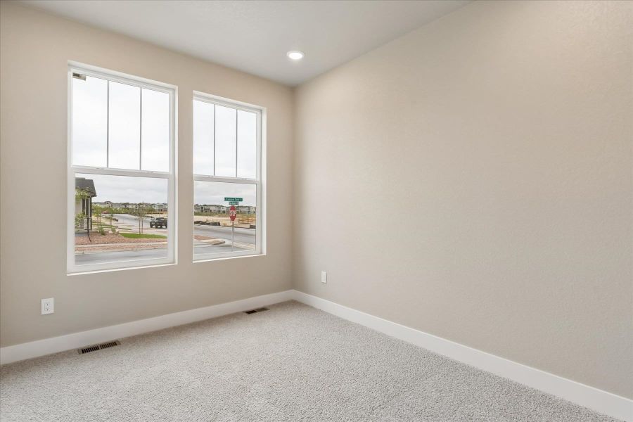 Spacious, unfurnished interior of a new home in Aspen Meadows-4, Colorado Springs (Image 20).