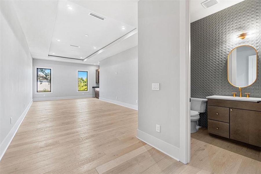 Spacious, unfurnished interior of a new home in , Tampa (Image 24).