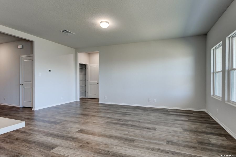 Spacious, unfurnished interior of a new home in Hennersby Hollow, San Antonio (Image 17).