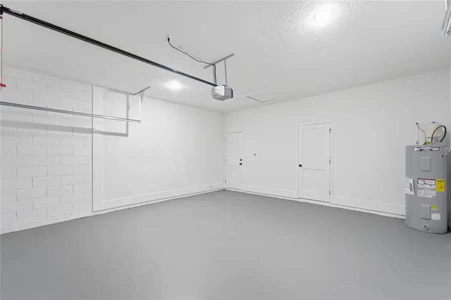 Spacious, unfurnished interior of a new home in , Citrus Springs (Image 27).