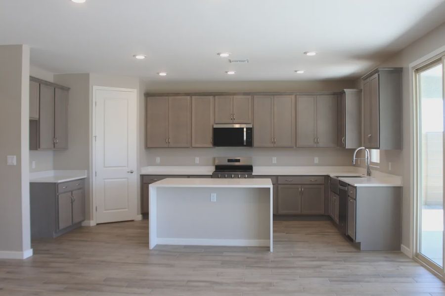 Furnished interior view inside a new home in Las Barrancas, Yuma (Image 4).