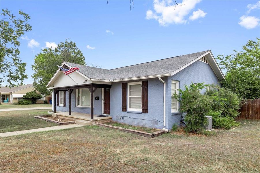 Front exterior of a new home in , Brownwood, TX, highlighting curb appeal (Image 20). Front exterior of a new home in , Brownwood, TX, highlighting curb appeal (Image 20).
