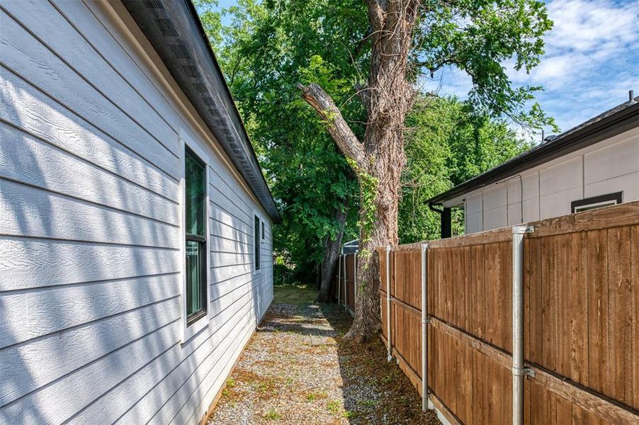 Exterior details and patio area of a home in , Dallas (Image 4).