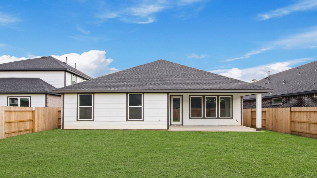 Exterior details and patio area of a home in Hills of Westlake, Conroe (Image 4).