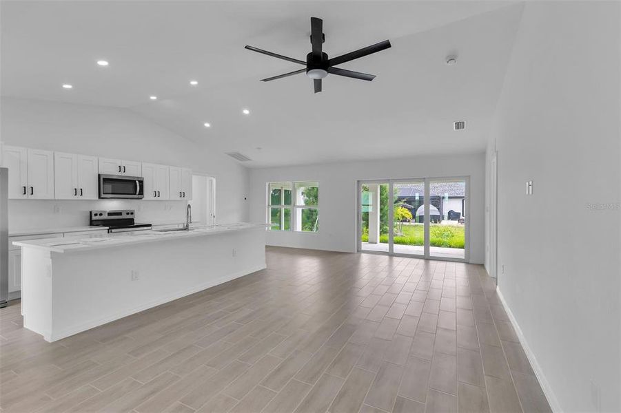 Spacious, unfurnished interior of a new home in , Cape Coral (Image 14).