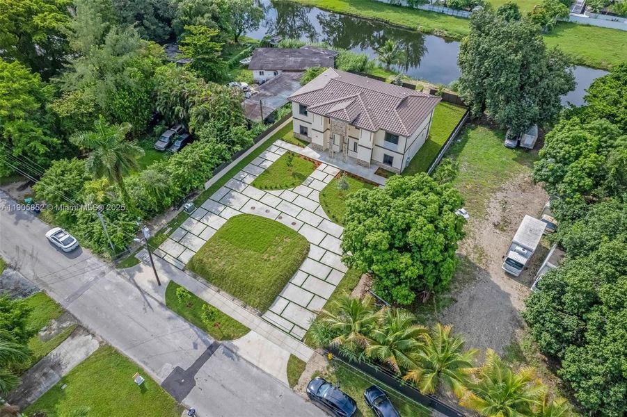 Exterior details and patio area of a home in , Miami (Image 45).