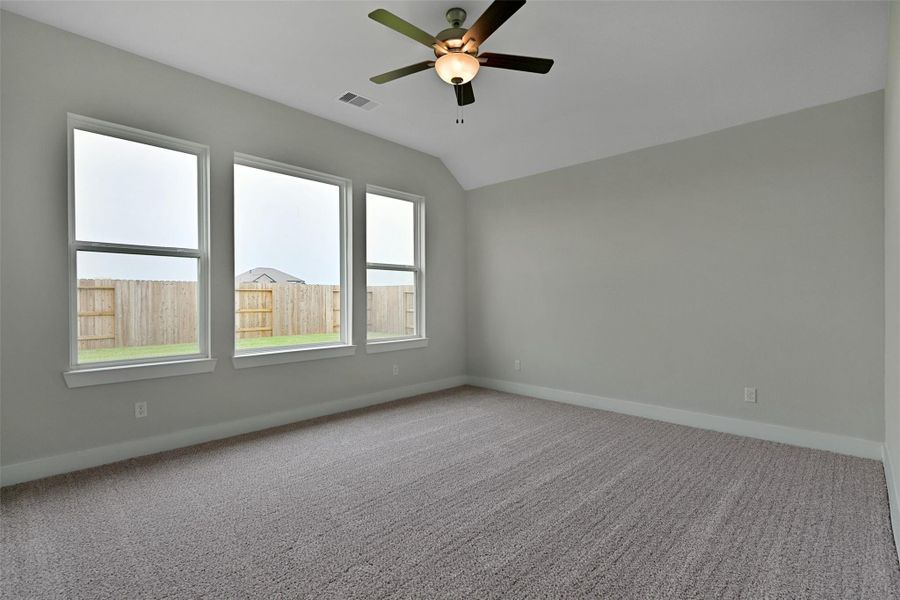 Spacious, unfurnished interior of a new home in Lago Mar, Texas City (Image 31).