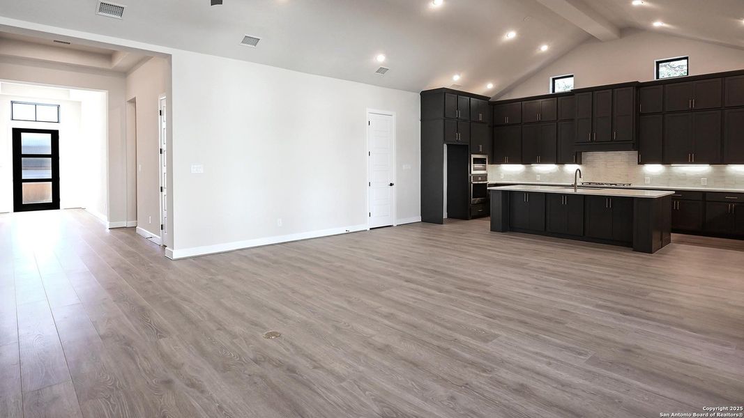 Spacious, unfurnished interior of a new home in Kinder Ranch 70', San Antonio (Image 28). Spacious, unfurnished interior of a new home in Kinder Ranch 70', San Antonio (Image 28).