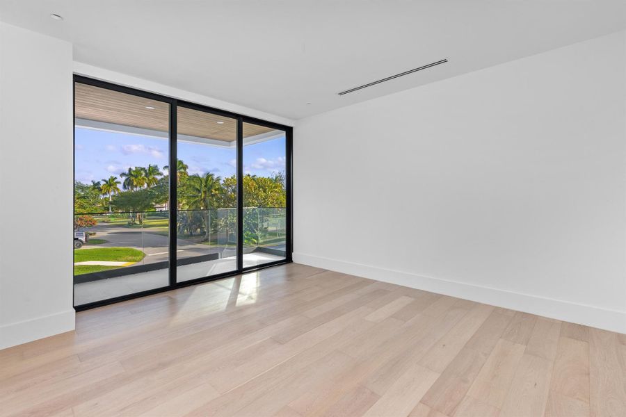 Spacious, unfurnished interior of a new home in , Boca Raton (Image 27).