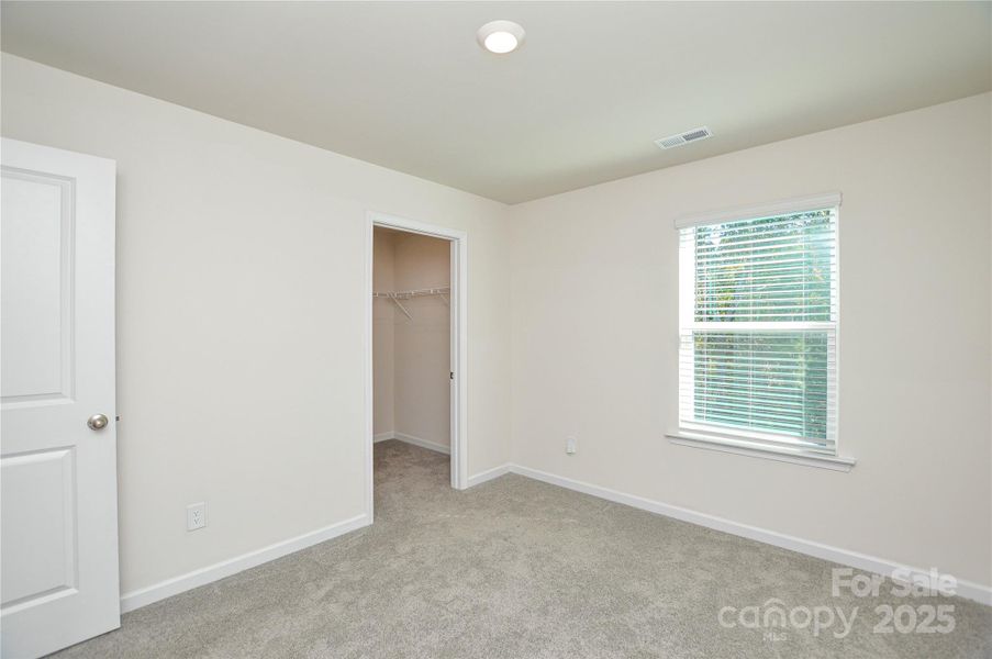 Spacious, unfurnished interior of a new home in Fergus Crossing, York (Image 15).