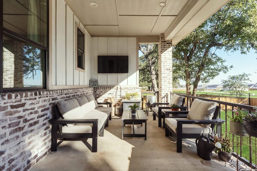 Exterior details and patio area of a home in , La Vernia (Image 4).