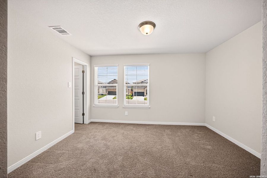 Spacious, unfurnished interior of a new home in Thomas Pond, San Antonio (Image 36).