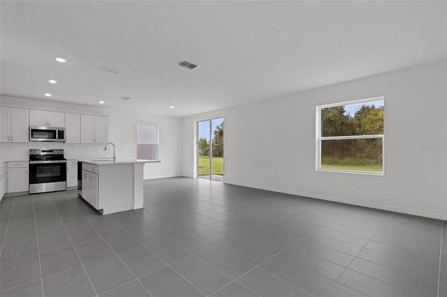 Spacious, unfurnished interior of a new home in Southpointe, Palmetto (Image 22).