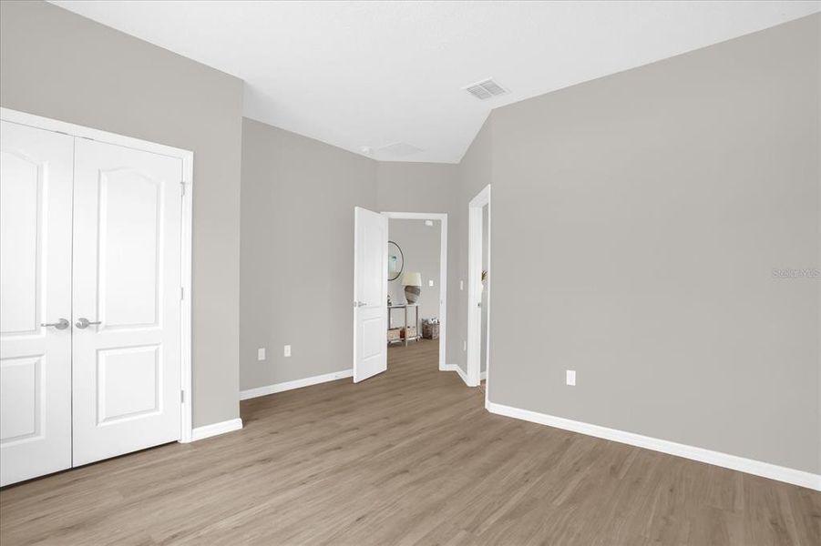 Spacious, unfurnished interior of a new home in , Sebring (Image 23).